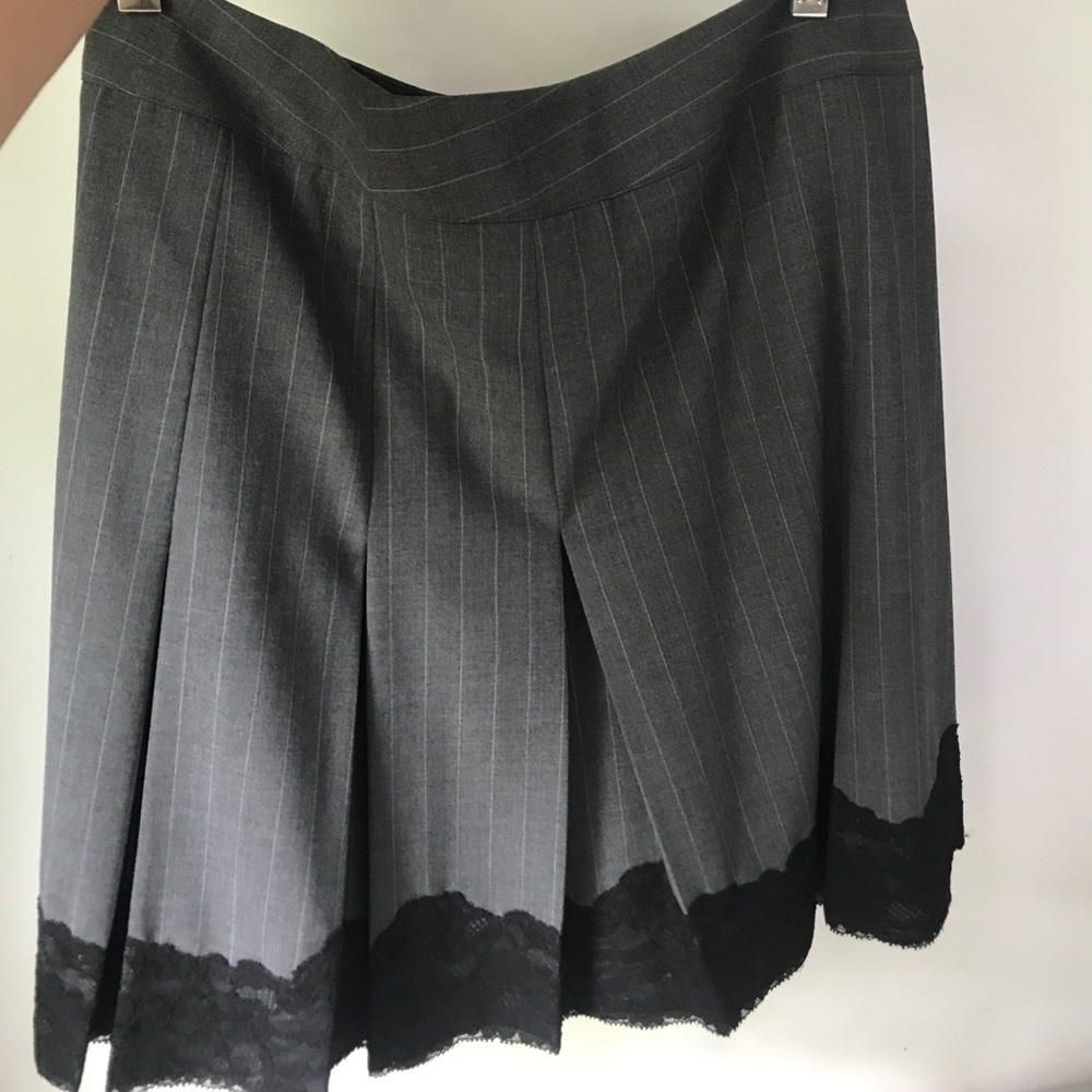 Skirt with light stripes and lace bottom
